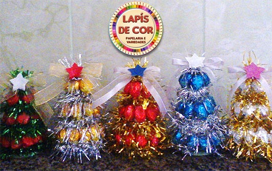 Árvore de Natal decorada e colorida com balas!