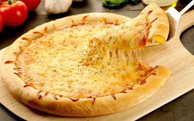 Pizza de calabresa com frango catupiry e borda de cheddar. - Picture of  Pizzaria Fratello, Bertioga - Tripadvisor